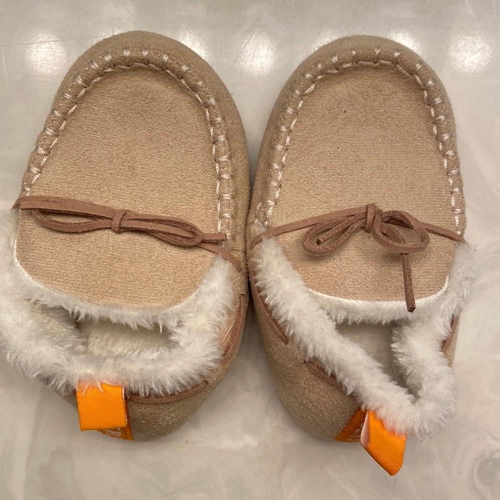 NWOT 24m faux fur-lined Skidders slippers